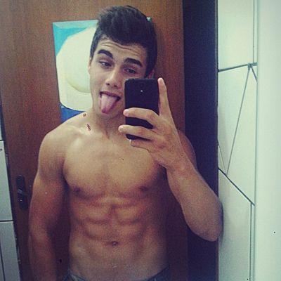 Amo futebol , pizza , hmmm pizza , a família e amigos