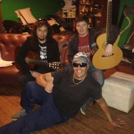 Somos un grupo de Rumba Latina oriundo de Adrogué. Tomamos de influencia a grandes como Mark Anthony, Gypsy King, entre otros, para hacer algo distinto.
