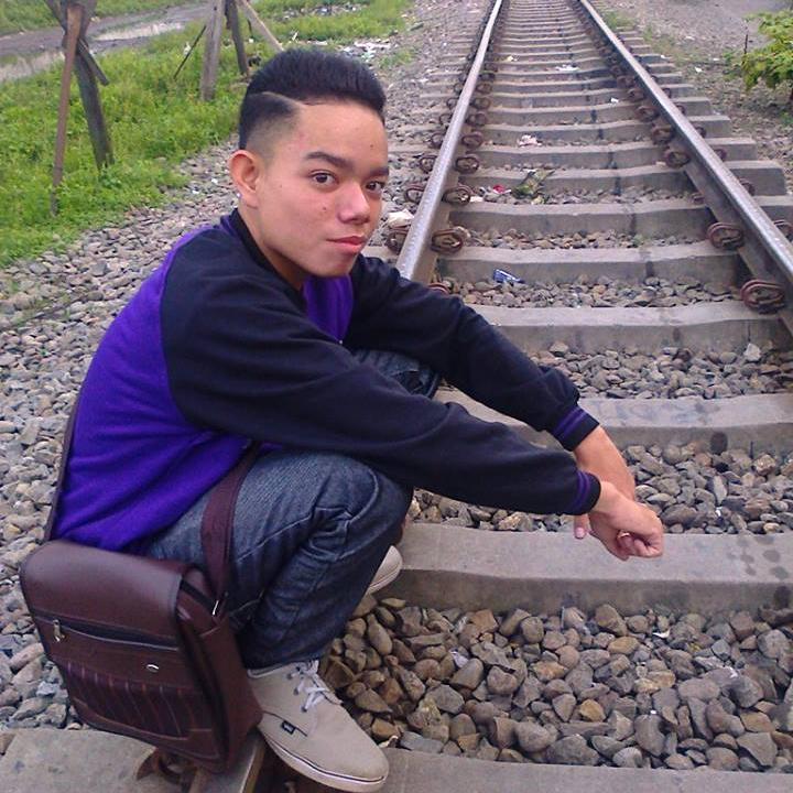 Jika Anda tak mampu menjadi yang terbaik, maka jadilah yang berbeda. :)
