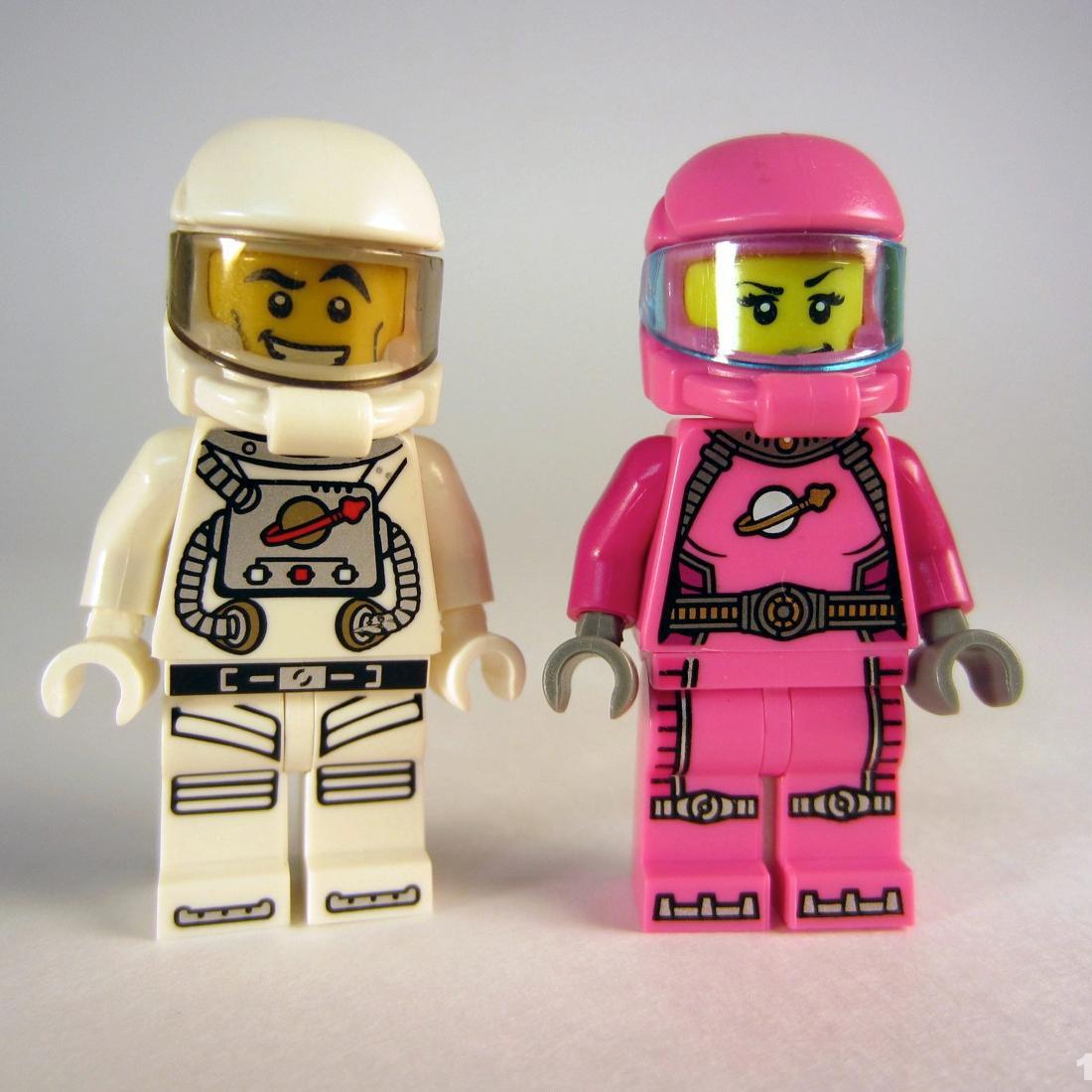 Hello welcome to our twitter page were are an up and coming shop that sells minifigz and more for less! follow us!
loaction: denio's roseville auction,CA