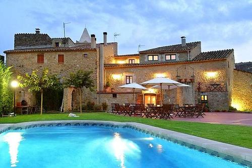 Hotel con encanto #CostaBrava. Masía S.XVII con 14 preciosas habitaciones (6 de ellas suite)con agradables rincones, un magnífico jardín y 2 preciosas piscinas