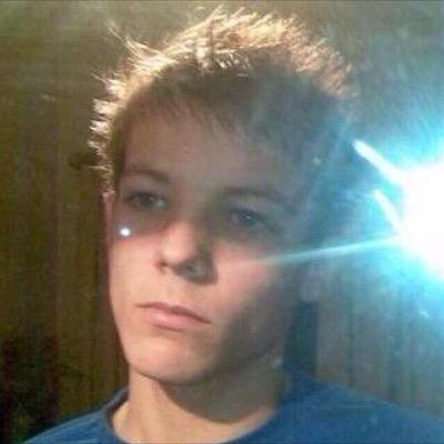 please follow @drunklxuis_ bc you just got a free follow! ask her for a follow back! thank you:)
