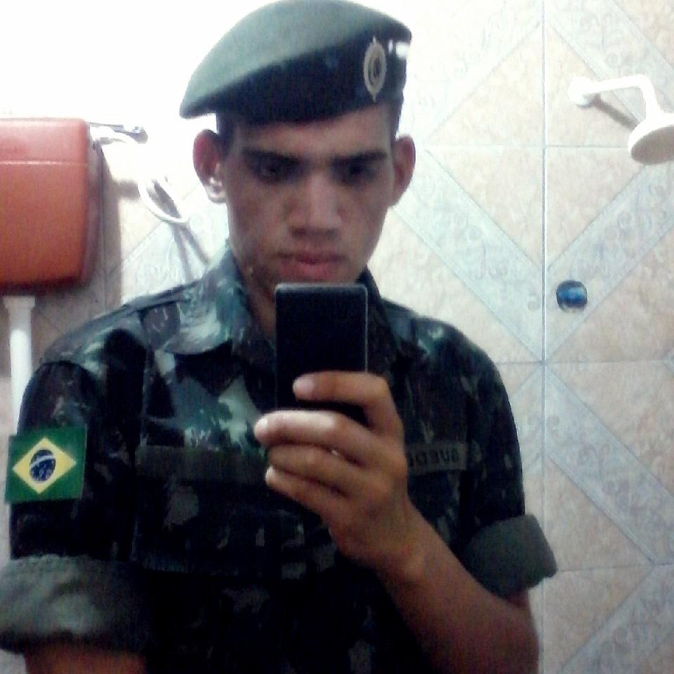 O amor surge quando aprendemos a admirar as qualidades de uma pessoa, que com sua simpHles presença, nos faz sentir especial