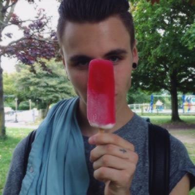 tu peux baiser la bague mais jamais toucher la couronne.