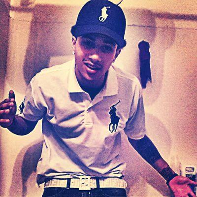 im 17 i rap and write i'm about getting money and dreaming Big