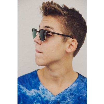 please go follow @MattMeDown because she just gave you a free follow aye (:
