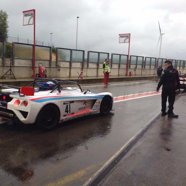 Apprentice Motorsport tech in Lotus cup UK and Europe, Mini Challenge UK. ✈