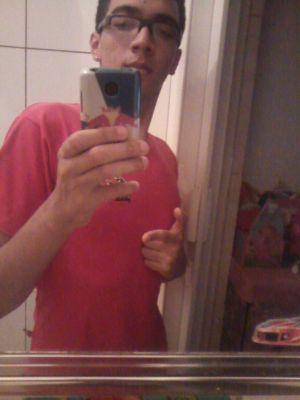 eu sou um homen forte, alto e inteligente...
Eu gosto de carros,mulheres,dinheiro,academia,natação.
