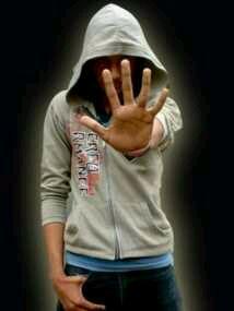 aM  NExt to U