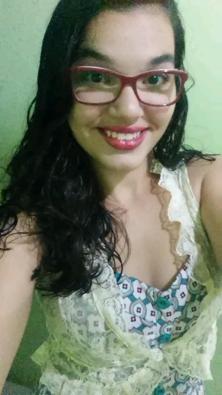 Linda,porém orgulhosa.Carinhosa,porém iludida.Ciumenta,porém possessiva.Safada,porém tímida.Louca,porém ela mesma..