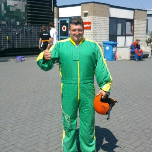 Ondertussen 47 jaar, getrouwd, 3 gezellige pubbers, werkend als docent logistiek op een ROC, sta ik positief in het leven en help jongeren naar een diploma.