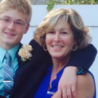 Dentist, Mom ,wife ,daughter and sister to 8, aunt to 46, great aunt to 16. Diehard Buckeye fan and alumni