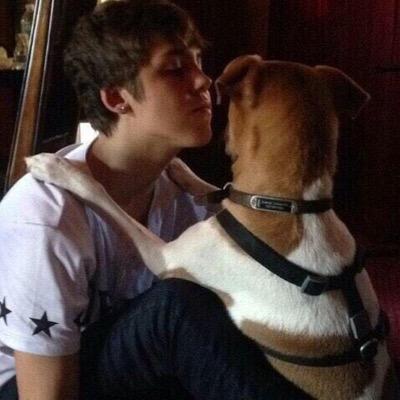 follow @ESPINOSACOLLlNS bc she gave u this free follow :)