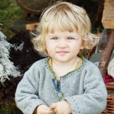 Hija de @EowynDeRohan_ y @Faramir__. Hermana de @Elboron_. Me gusta robar galletitas com papi, pero no que mamá me obligue a llevar vestidos.