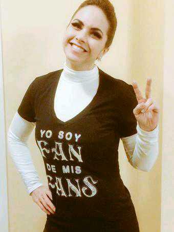 Muy Fanatica de Lucero, es mi idola, amo su sonrisa y todo de ella. Desde Chile