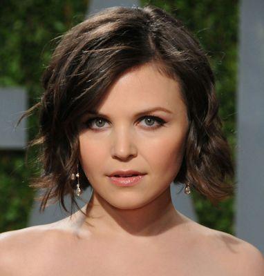 Snow. Esposa de David aka Charming a veces no tan Charming, madre de Emma, Katniss, Leo y todos los que le salgan a mi marido, suegrita de Neal y Regina. #CDR