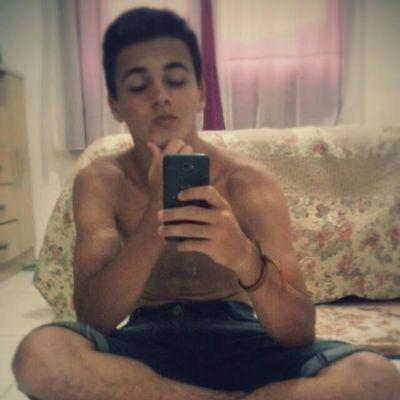 Eu confundo sábios porque O próprio fato da minha existência Talvez já seja uma confusão