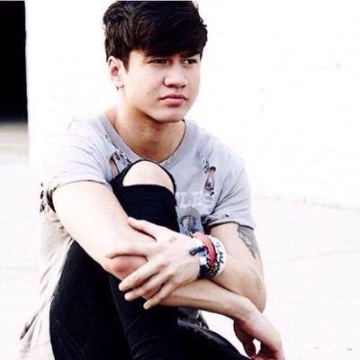 follow @livinghoodlife bc she just gave you a free follow