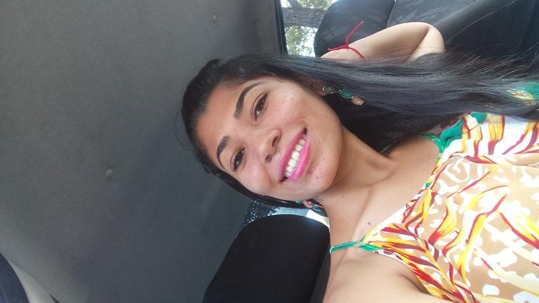 Amarela   kkkk, altura 1,62,peso 50,cabelos longos castanhos escuros, olhos castanhos claros, físico magra mais em forma .