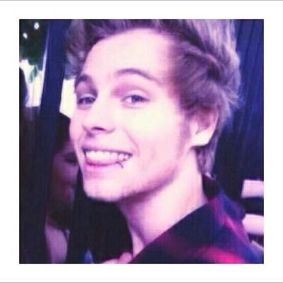 follow @cakescobain i follow back