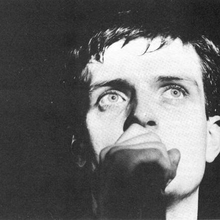 punkrock90s's profile picture. Necesito libertad, necesito paz. Tengo violencia por dentro, esto es un manicomio. Mientras el canta yo me desvanezco.