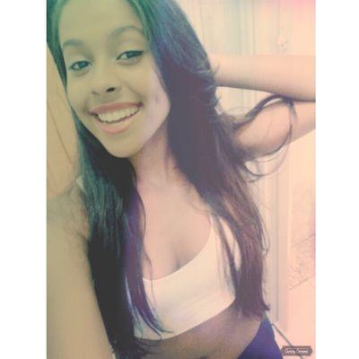  Face: Yasmin Caroline
Insta: MiimCaroline
comprometida
Bey 