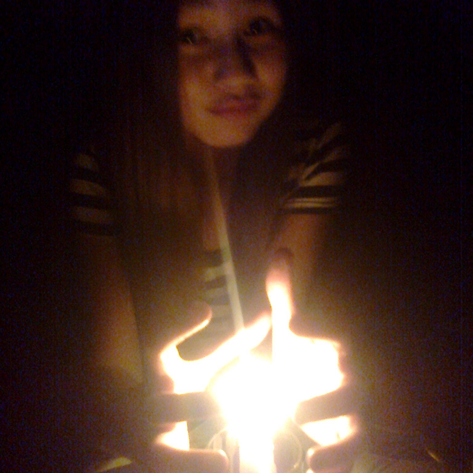 farikowa_2000's profile picture. Я знаю какого это - терять себя..
Часами лежать в кровати и просто плакать, ты не можешь думать или делать что-то, ты просто чувствуешь слезы на своей щеке и бо