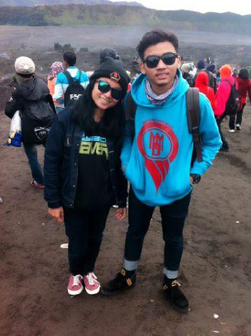 Bahagia itu saat kamu dan aku menjadi kita  bersama-sama disamping kamu, becanda, ketawa bareng, marahan sesaat, seru seruan ♥ (◕‿◕｡)
