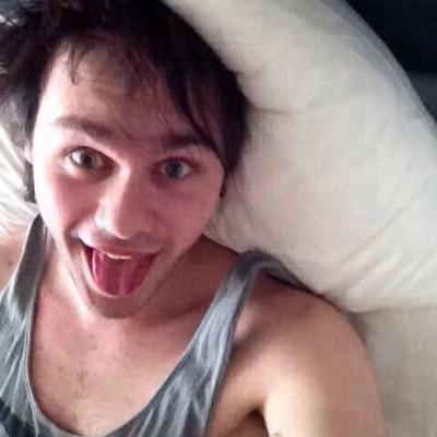 hey please follow @virtualvein so she can reach her goal !! :-)