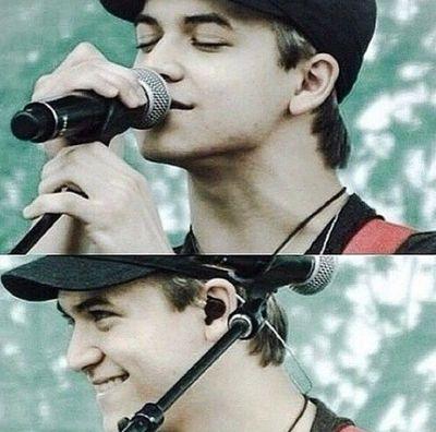 What's up guys?! I'm Hunter! I'm a HUGE Hayniac and a music nerd. I love my followers!