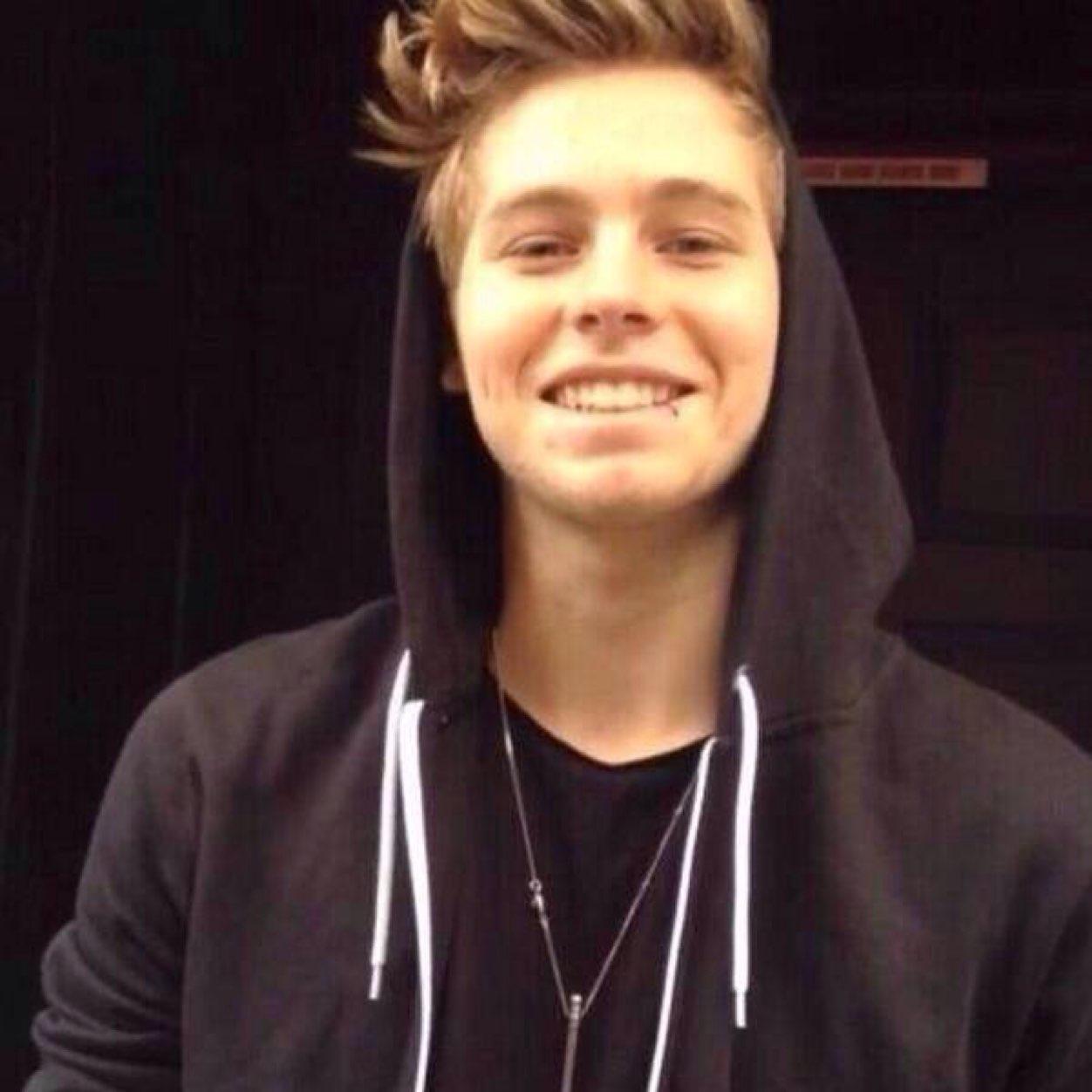 In love with @5sos