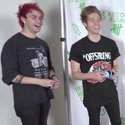 follow @M1XTAPEMUKE bc she gave you a free follow and she might follow back!! :) xx
