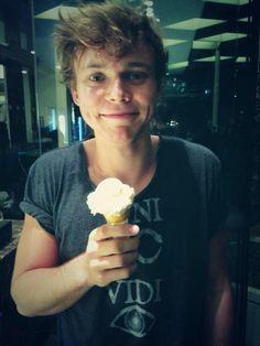 im new to twitter please be my friend, i love ashton :)