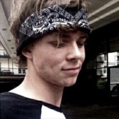 free follow from @creaturelrh so if you want, you could thank her by following her, thatd be super rad of you