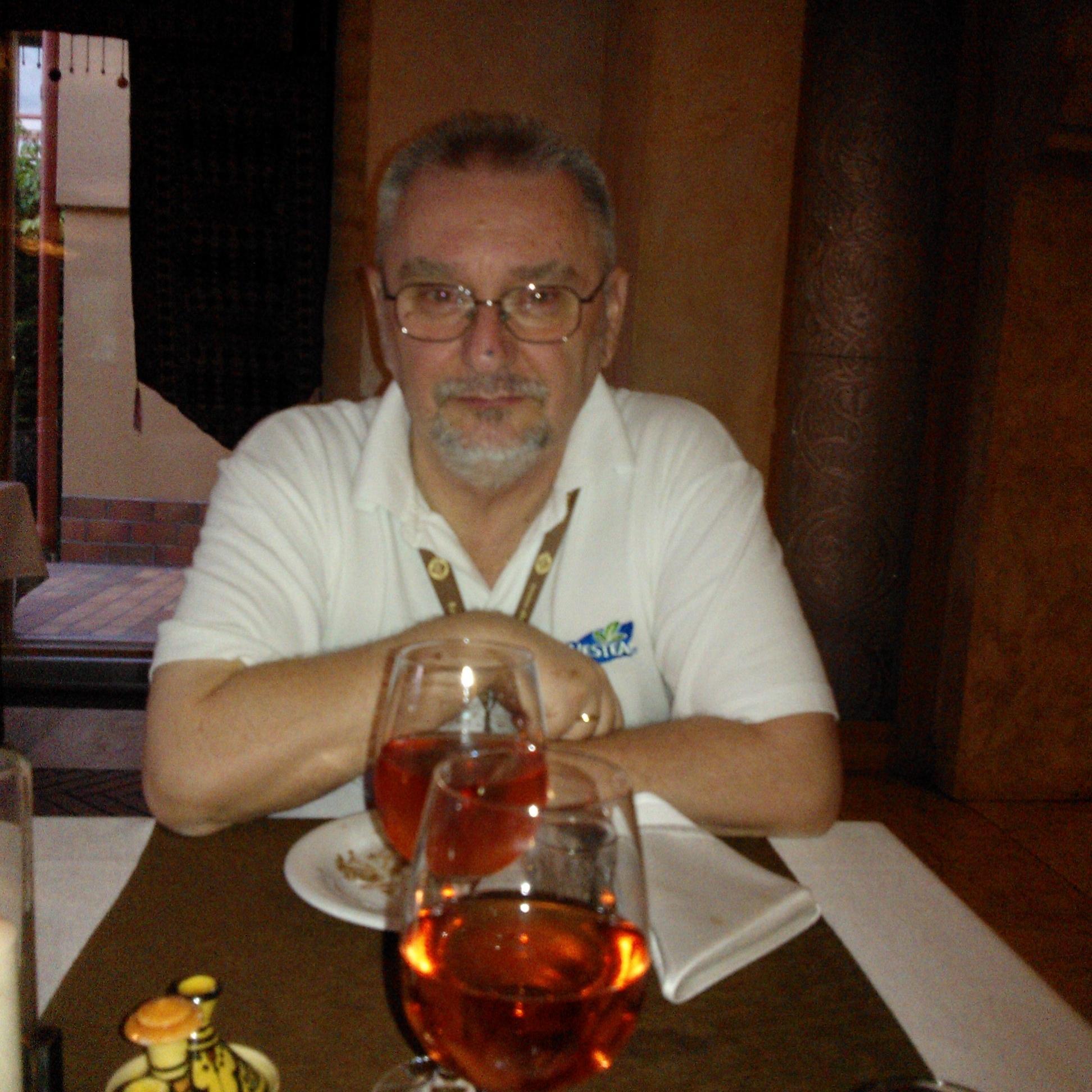 I'm 67 years old man. I likes beautuful Woman. I'm storys writer.                            Én egy 66 éves férfi vagyok, aki szereti a szép hölgyeket.