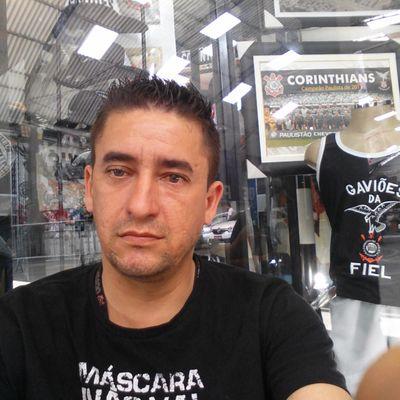 Colorido em preto e branco.