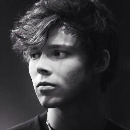 please follow @punkrocklashton :)