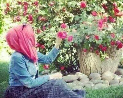 ‏من يصدق براءة وردة 
ذنبها عطرها