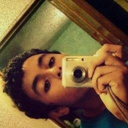 Poesía es ella, cuando respira, cuando calla, cuando sonríe; Yo... yo simplemente estoy aquí, tratando de escribir su ser en unas cuantas palabras.