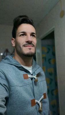 Soy un simple tipo de hombre. Creador de sueños para tu realidad. Puedes hacer esto si lo intentas, se algo que ames y que entiendas...