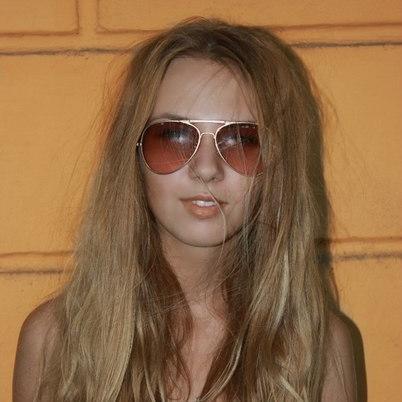 oystril's profile picture. anyway here's Live forever: