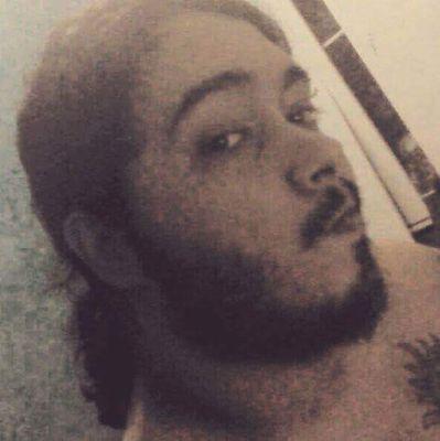 Amante da música, da noite, das estrelas e da lua cheia...
Um homem que busca preencher o vazio que o domina... Enfim, ninguém.
