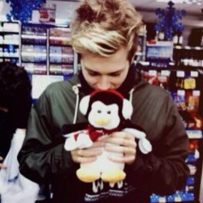 Shes kinda hot is a fucking awesome song❤️ 4 aussies who are also dorks but i love them lots;   Luke Hemmings makes me smile