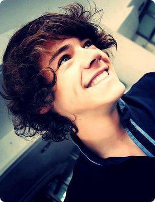 // Couple billion in the whole wide world, find another one 'cause he belongs to me @Harry_Styles //