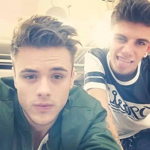 Parabéns pelo seu follow do Reece. Esse twitter é apenas para ver como o Reece timeline se parece, obrigada.
