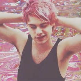GO FOLLOW @mikeysnipslip she gave you this free follow and follows back! :) @mikeysnipslip