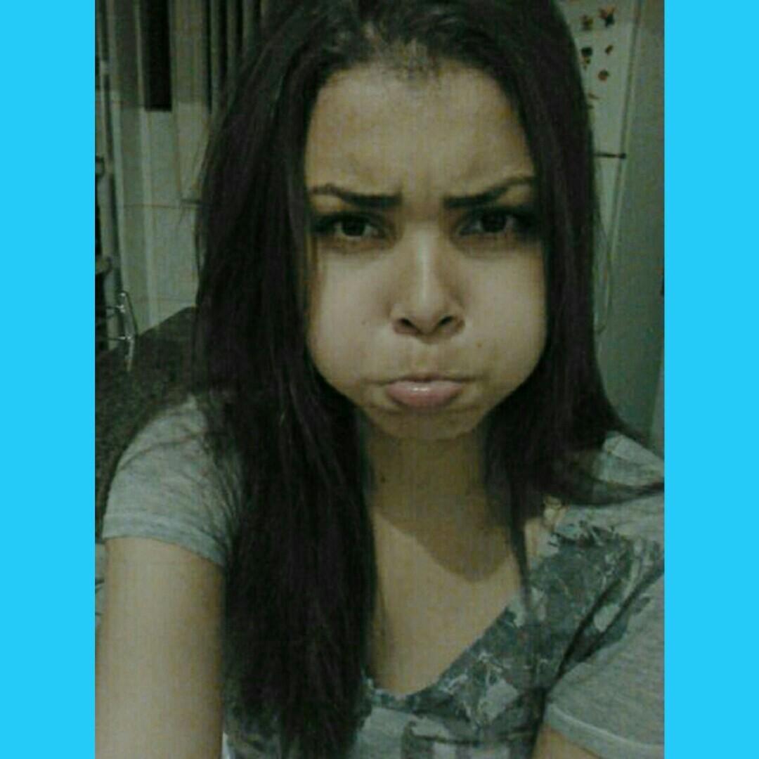 16 anos , atriz , Futura Engenheira , sei fazer doces,  folgada, chata, coulrofobica , chinelo ,grossa , boba, nao sou tuas nega , bambole & bla bla bla ✌.
