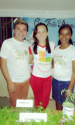 Sou Cristã, amo Jesus,minha Família e desejo melhorar a cada dia pra refletir JESUS ao mundo.