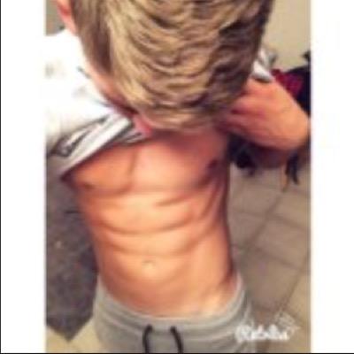 | 17yo.| Je ne cherche pas à etre connu mais si tu veux t'abonné, je t'autorise à cliquer sur le bouton.