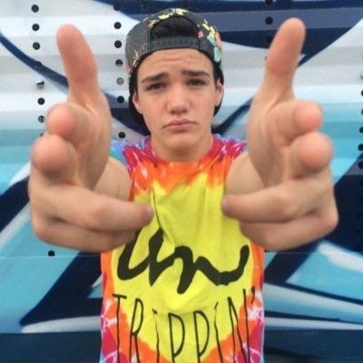 go follow @xidekx please ❤️ and rt link in her bio